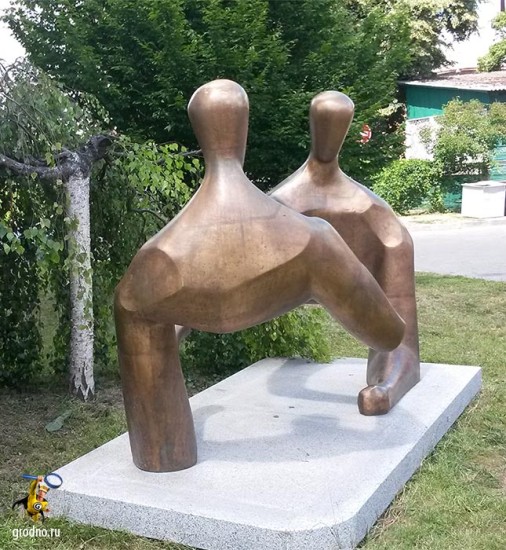 Cкульптура «Диалог» у отделения банка БелВЭБ в Гродно